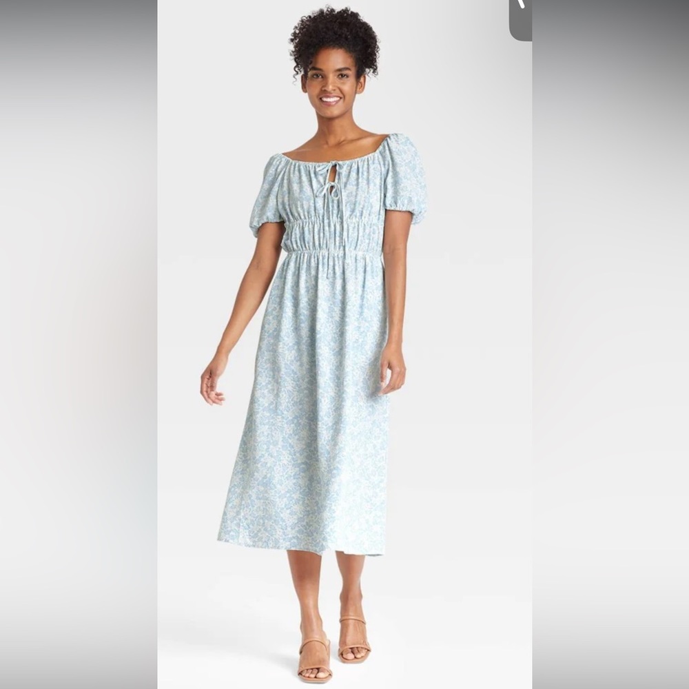 Women’s light blue Puff sleeve Short sleeve Smocked midi dress — Who What Wear - Picture 1 of 2